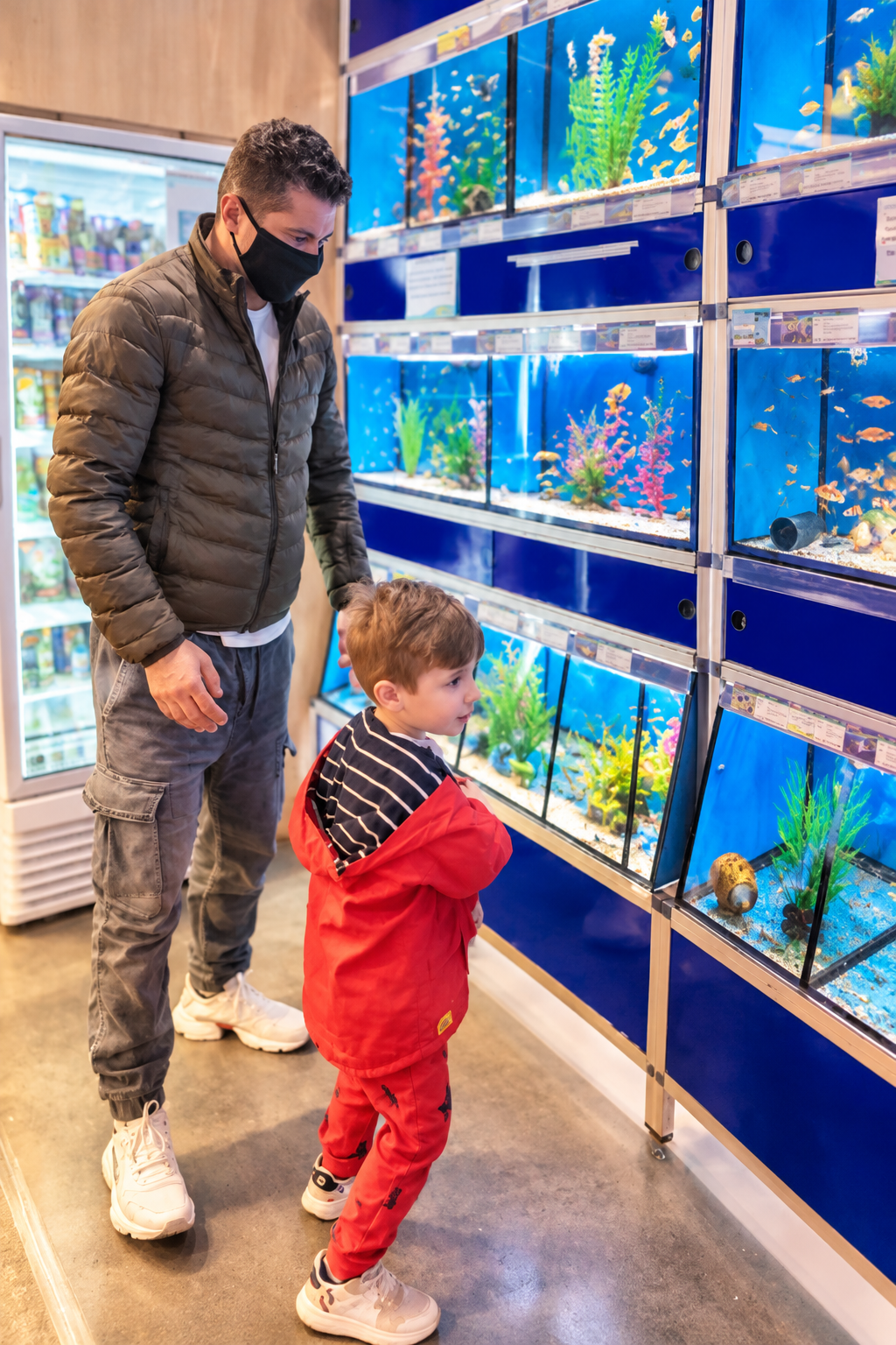 H and Cyrus go fish shopping